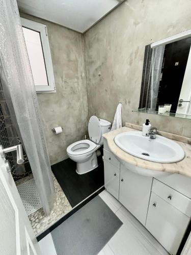 y baño con aseo y lavamanos. en Cute and Cosy habitación privada con balcón en Valencia