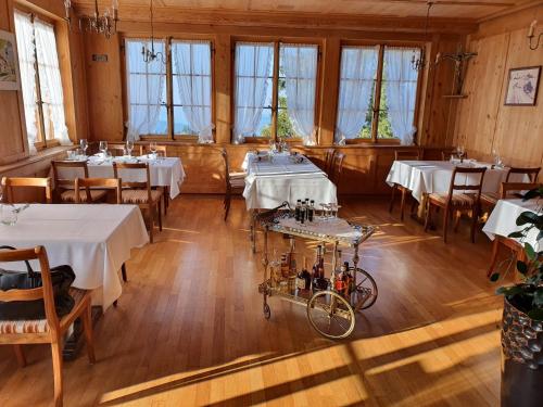 un comedor con mesas y una bicicleta en el suelo en Hotel Kurhaus Heiligkreuz, en Heiligkreuz