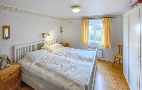 2 Bedroom Amazing Home In Borgholm في بورغولم: غرفة نوم بسرير ابيض ونافذة
