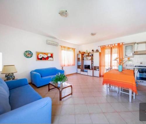 sala de estar con sofá azul y mesa en Villa sedna, en Campofelice di Roccella