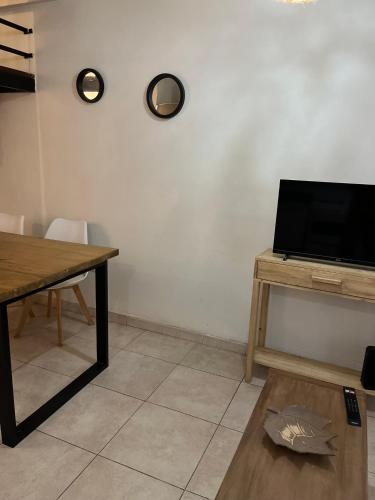 Televiisor ja/või meelelahutuskeskus majutusasutuses Baires Condo