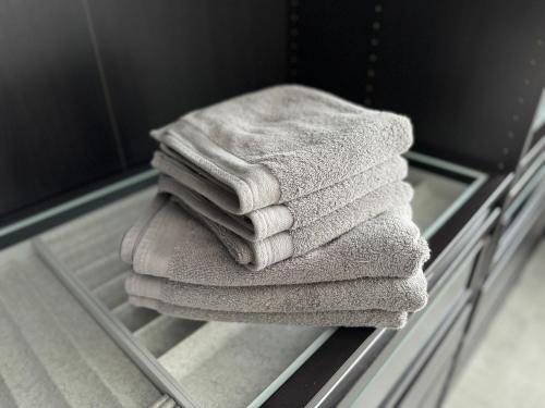 a stack of towels sitting on a drying rack at Moderne 2-Zimmer Wohnung im Zentrum von Wolfsburg in Wolfsburg
