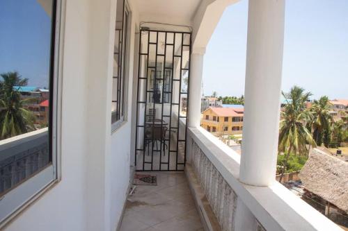 Elle comprend un balcon offrant une vue sur la ville. dans l'établissement Mtwapa Musical Utopia apartment, à Mombasa