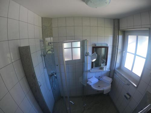 een badkamer met een douche, een toilet en een wastafel bij Landhaus Aflenz in Aflenz Kurort