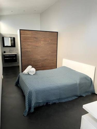 une chambre avec un lit avec deux serviettes dessus dans l'établissement Studio privé et jardin, à Marseille