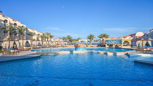 Protels Beach Club & SPA في مرسى علم: مسبح في منتجع فيه ماء ازرق