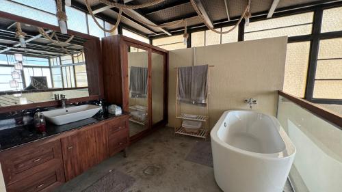 Bathroom sa Executive cozy Townhouse with office in prestigious prime location in Ulya