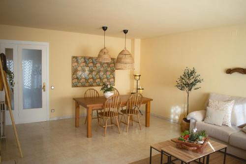 uma sala de estar com uma mesa e um sofá em Espectacular Casa en La Garriga em La Garriga