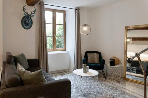 a living room with a couch and a table at Maison et appartement attenant pour 10 personnes avec terrasse, cour et parking in Pau