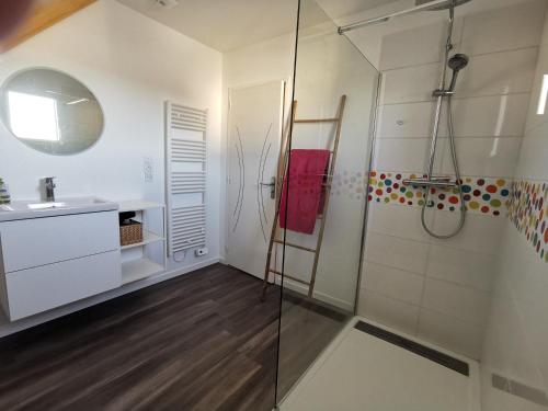 une salle de bain avec douche et lavabo dans l'établissement Aux portes de Chausey, à Saint-Pair-sur-Mer