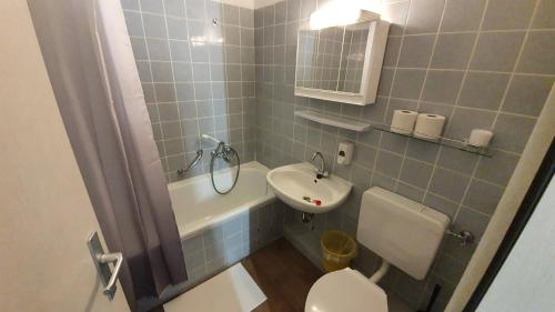 ein Badezimmer mit Toilette und Waschbecken in der Unterkunft Hohegeiß Ferienwohunung - 14ter Etage mit Blick in Braunlage