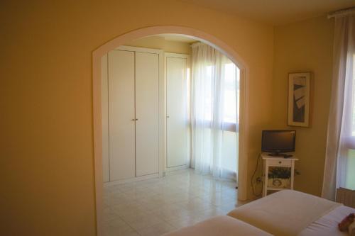 1 dormitorio con un arco con 1 cama y TV en Espectacular Casa en La Garriga en La Garriga