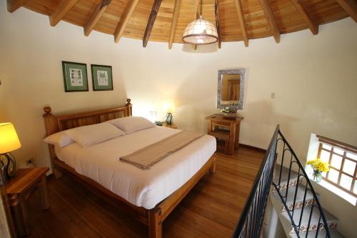 a bedroom with a large bed in a room at Hotel Boutique Vieja Cuba in Quito