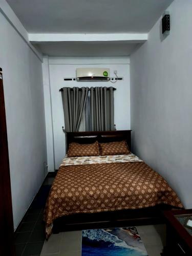 a bedroom with a bed in a room at Andrews residence in Katunayake