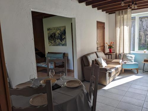 Χώρος καθιστικού στο La maison du bas