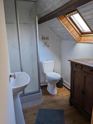 une salle de bain avec toilettes et lavabo dans l'établissement La maison du bas, à Crasville