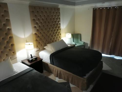 um quarto de hotel com uma cama e duas lâmpadas em Malibu Dreams Village em Nueva Gorgona