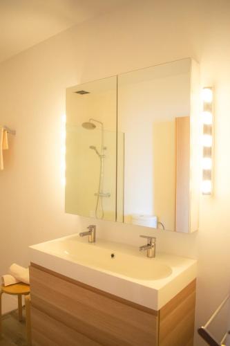 a bathroom with a sink and a mirror at Espectacular Casa en La Garriga in La Garriga
