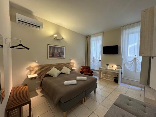 1 dormitorio con 1 cama y sala de estar en affittacamere Folignocentro, en Foligno