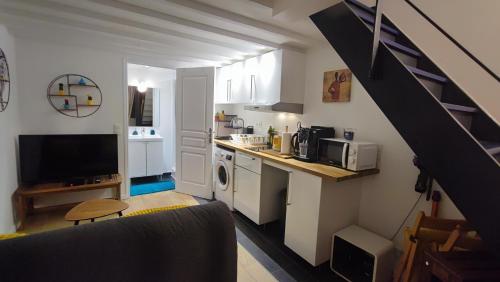une cuisine avec un escalier et un salon dans l'établissement Tiny&Green House, à Ivry-sur-Seine