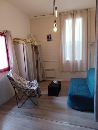 sala de estar con silla y cama en 4 RUE MERCIER, en Sète