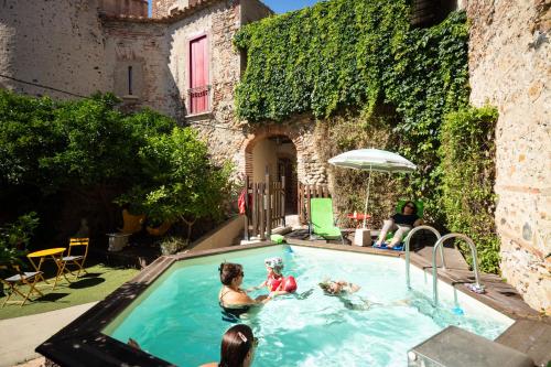 un groupe de personnes jouant dans une piscine dans l'établissement La Tour Du Terroir, à Rivesaltes