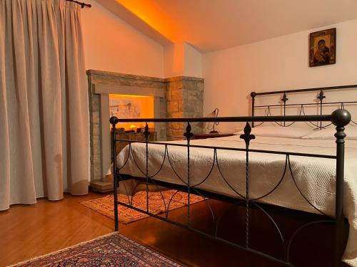 1 dormitorio con 1 cama y chimenea en Casa Martina, en Zogno