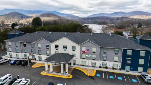 an aerial view of a hotel with a parking lot at Holiday Inn Express Hotel & Suites Hiawassee, an IHG Hotel in Hiawassee