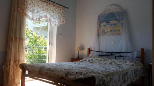 1 dormitorio con cama y ventana grande en Penelope's Home,Mytikas, en Mitikas