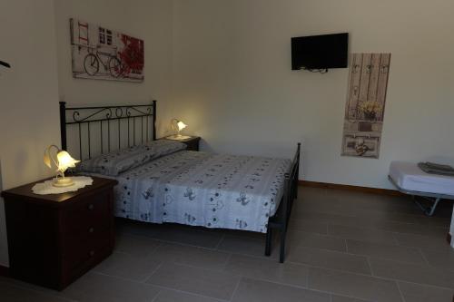 una camera con letto e TV a parete di Agriturismo Masseria San Basilio a Giurdignano