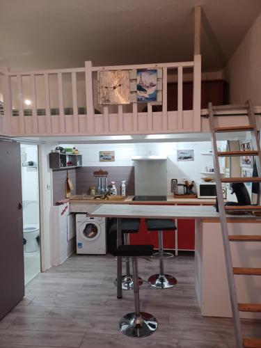 eine kleine Küche mit einem Hochbett in einem Zimmer in der Unterkunft 4 RUE MERCIER in Sète