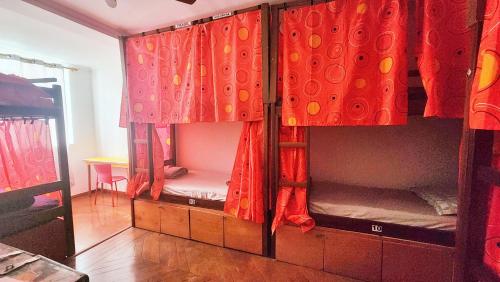 Двухъярусная кровать или двухъярусные кровати в номере Red Monkey Hostel Barra Funda