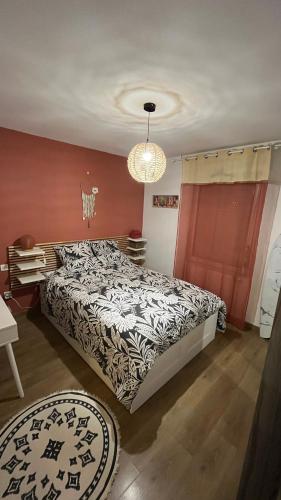 une chambre avec un lit et un lustre dans l'établissement Appartement T2 cosy et calme, à Bayonne