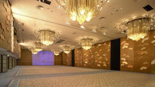a ballroom with chandeliers and a dance floor at Hotel New Otani Tokyo The Main in Tokyo