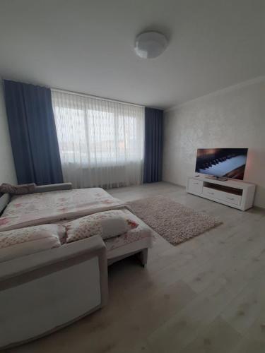 een slaapkamer met een bed en een flatscreen-tv bij LUXURY apartment in the City Center with a terrace in Mukacheve