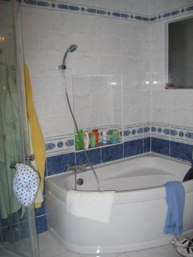 uma casa de banho com banheira e chuveiro em Olympique Paris 2024 em Maisons-Alfort