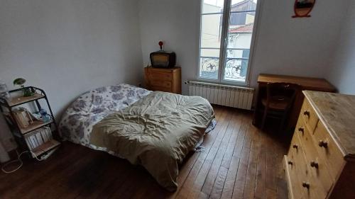 um quarto com uma cama, uma cómoda e uma janela em Olympique Paris 2024 em Maisons-Alfort