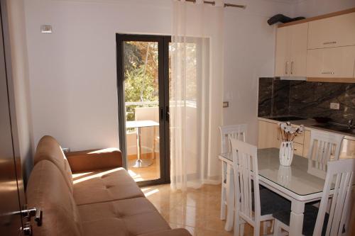 uma cozinha e sala de jantar com mesa e cadeiras em ElMar Apartments em Saranda