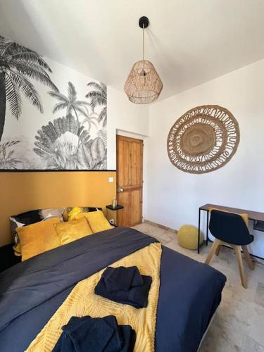 a bedroom with a bed with yellow and blue sheets at Le Platane Maison climatisée avec piscine in Monteux