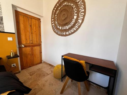 a room with a desk and a mirror on the wall at Le Platane Maison climatisée avec piscine in Monteux