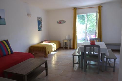 sala de estar con sofá y mesa en Domaine Bocca di Feno, en Bonifacio