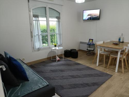 un salon avec un canapé et une table dans l'établissement Magic Disneyland Paris, à Serris