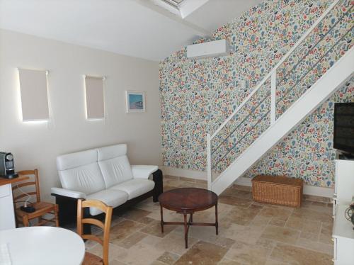 - un salon avec un canapé et un escalier dans l'établissement Studio