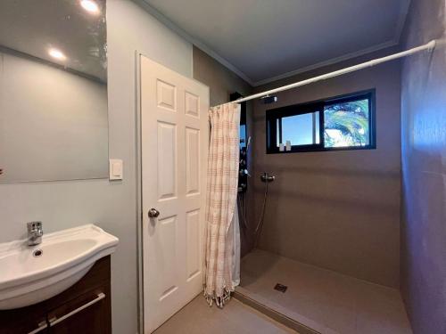 a bathroom with a shower curtain and a sink at Casa Melipillán - Melipilla in Melipilla