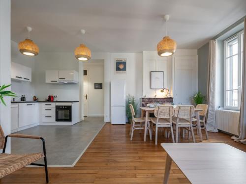 une cuisine et un salon avec une table et des chaises dans l'établissement Le Spacieux , 7 personnes, 6 lits, PARKING, proche LYON PARTDIEU, à Villeurbanne