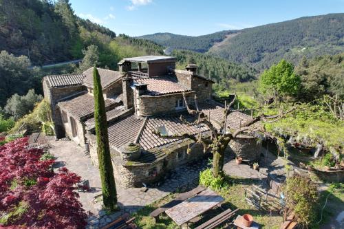 - une vue aérienne sur une maison dans les montagnes dans l'établissement Les Gîtes De La Bastidette, à Saint-Martin-de-Boubaux