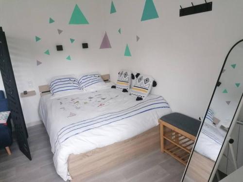 een slaapkamer met een bed en een spiegel bij Studio Sulniac Golfe du morbihan in Sulniac