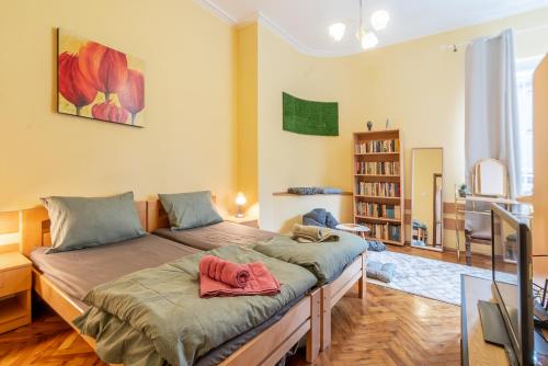 Et opholdsområde på Two Homelike Apartments by NDK and Vitosha Blvd with 2 Free Parking Spots