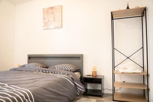 Schlafzimmer mit einem Bett und einem Spiegel in der Unterkunft La Menorah in Le Creusot
