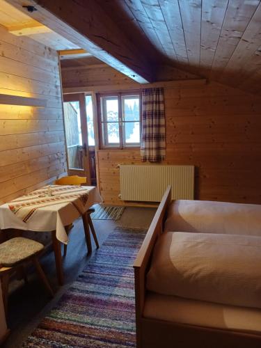 - une chambre avec un lit et une table dans une cabine dans l'établissement Haus Mesner, à Innervillgraten